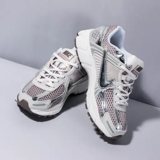 Nike ZOOM VOMERO 5 METALLIC White - Silver 